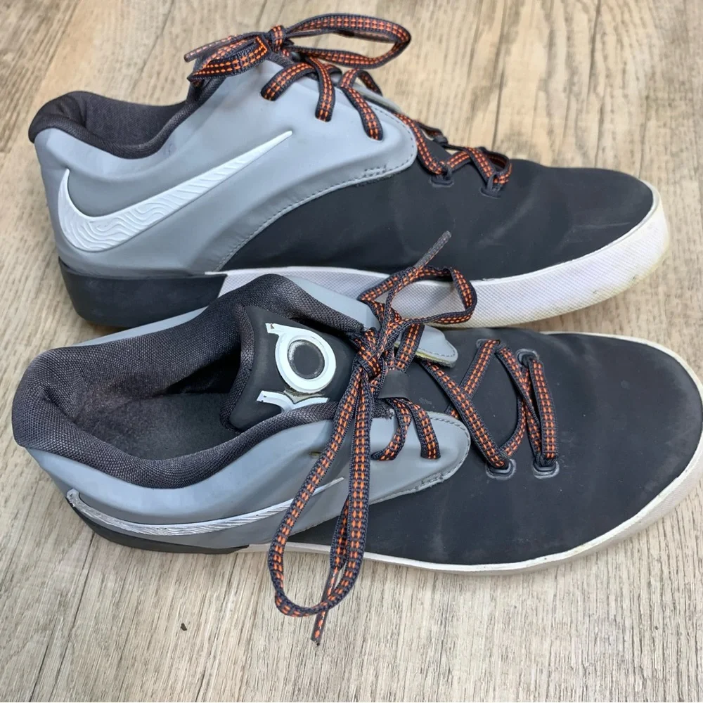 Boys Nike KD Vulc 2 basketball shoe 6.5Y